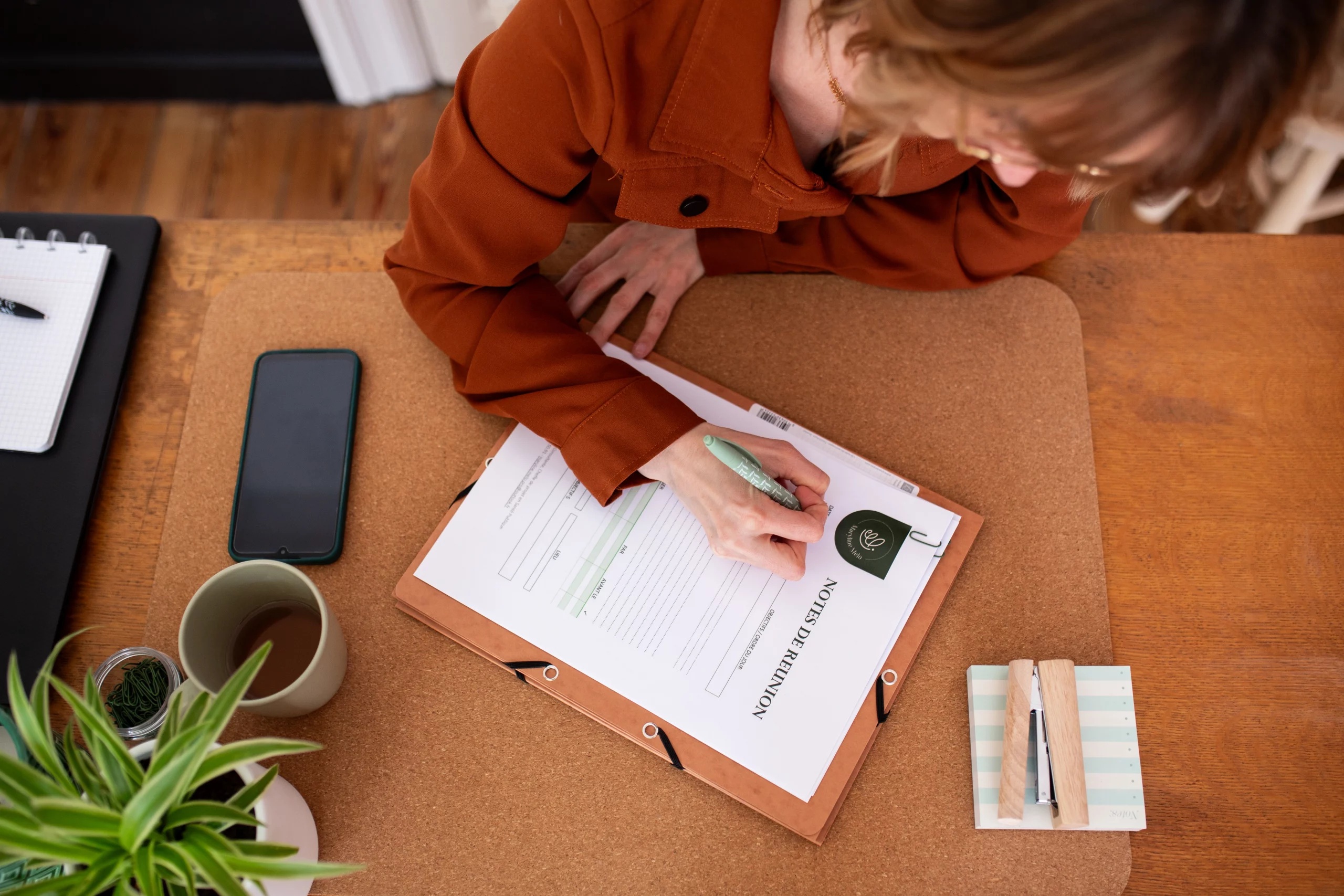 Prise de notes lors d'une réunion de travail sur un diagnostic en santé publique et la coordination des actions
